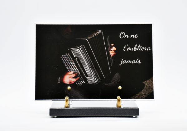 Pompes Funèbres Grosso : plaque funéraire avec un accordéon