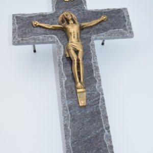 Pompes Funèbres Grosso : Croix Christ granit sur pieds