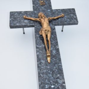 Pompes Funèbres Grosso : Croix granit sur pieds christ