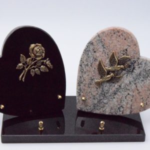 Pompes Funèbres Grosso : Coeur double granit sur socle bronze fleur colombes
