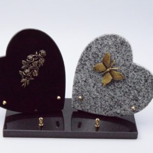 Pompes Funèbres Grosso : Coeur double granit sur socle bronze roses papillon