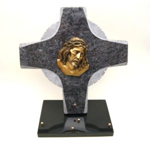 Pompes Funèbres Grosso : Croix granit MB Christ sur socle noir