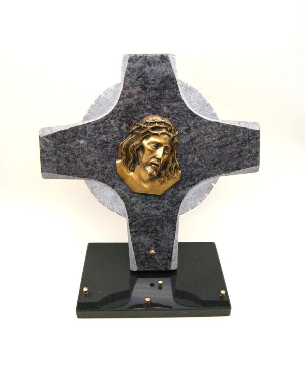 Pompes Funèbres Grosso : Croix granit MB Christ sur socle noir