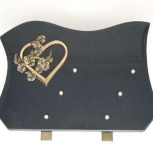 Pompes Funèbres Grosso :Plaque granit noir coeur fleurs