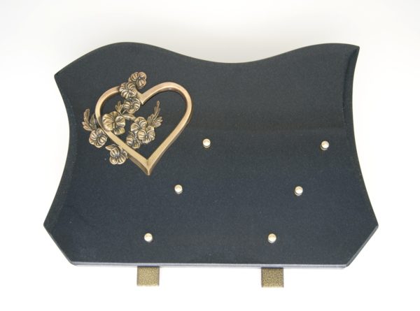 Pompes Funèbres Grosso :Plaque granit noir coeur fleurs