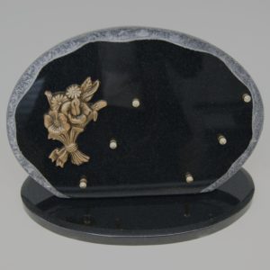 Pompes Funèbres Grosso : Plaque ovale granit eclate noir bouquet champetre