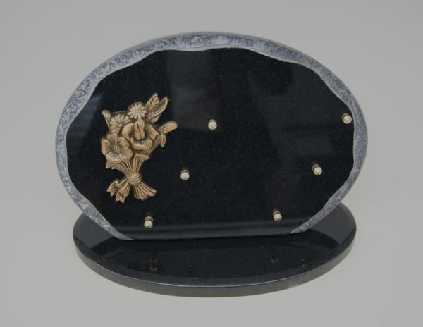 Pompes Funèbres Grosso : Plaque ovale granit eclate noir bouquet champetre
