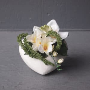Pompes Funèbres Grosso : Compo poterie coeur incliné blanc