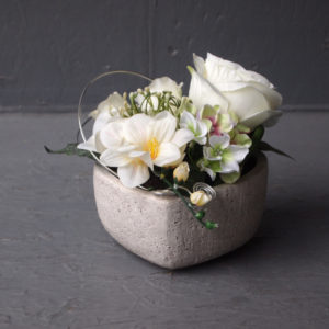 Pompes Funèbres Grosso : Compo poterie coeur plat blanc