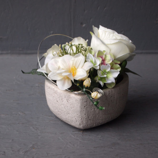 Pompes Funèbres Grosso : Compo poterie coeur plat blanc