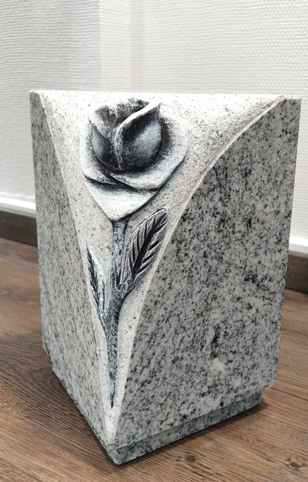 Pompes Funèbres Grosso : Urne granit rose sculptee tarn