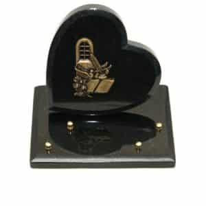 Pompes Funèbres Grosso : Coeur granit noir sur socle fenêtre
