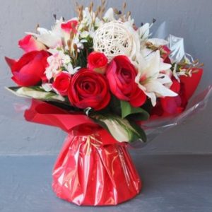 Pompes Funèbres Grosso : Bouquet bulle rotin rouge h36cmxl32cm