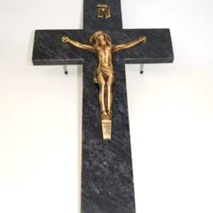 Pompes Funèbres Grosso : Croix granit Christ sur socle MB