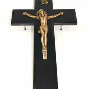 Pompes Funèbres Grosso : Croix granit noir Christ sur socle