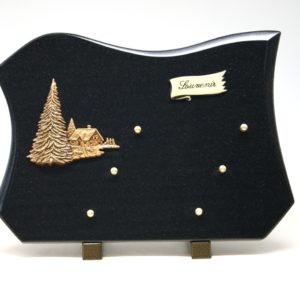 Pompes Funèbres Grosso : Plaque granit noir maison sapins doucine souvenir