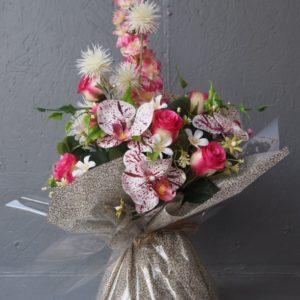 Pompes Funèbres Grosso : Bouquet bulle delphinium orchidées roses chardons feuillage rose 47cm(hauteur)x25cm(largeur)