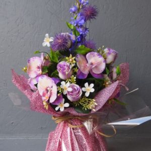 Pompes Funèbres Grosso : Bouquet bulle delphinium orchidées roses chardons feuillage violine 47cm(hauteur)x25cm(largeur)