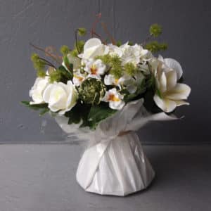 Pompes Funèbres Grosso : Bouquet bulle magnolias roses orchidées fleurs diverses 3DP blanc 34cm(hauteur)x33cm(largeur)