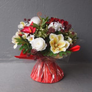 Pompes Funèbres Grosso : Bouquet bulle magnolias roses orchidées fleurs diverses 3DP rouge 34cm(hauteur)x33cm(largeur)