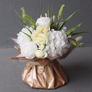 Pompes Funèbres Grosso : Bouquet bulle roses anciennes hortensias lavande véronique fleurs diverses blanc 24cm(hauteur)x19cm(largeur)