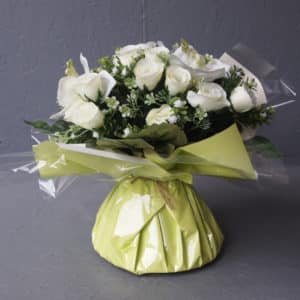 Pompes Funèbres Grosso : Bouquet bulle roses cymbidium fleurettes blanc 29cm(hauteur)x27cm(largeur)