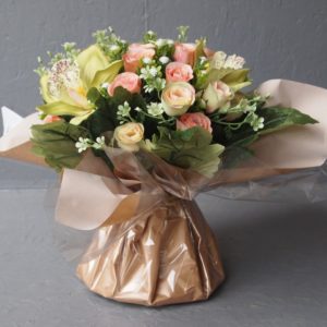 Pompes Funèbres Grosso :Bouquet bulle roses cymbidium fleurettes saumon 29cm(hauteur)x27cm(largeur)