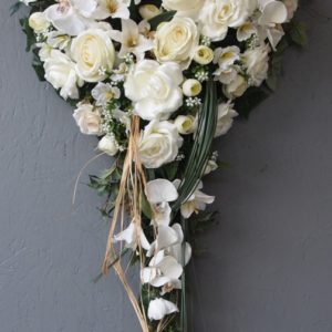 Pompes Funèbres Grosso : Cœur élancé roses orchidées fleurs diverses 46cm(diamètre)x70cm(longueur) blanc