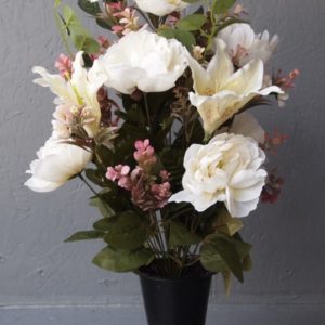 Pompes Funèbres Grosso : Cone pivoines et lys blanc 52cm(hauteur)x27cm(largeur)