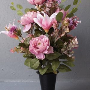 Pompes Funèbres Grosso : Cone pivoines et lys vieux rose 52cm(hauteur)x27cm(largeur)