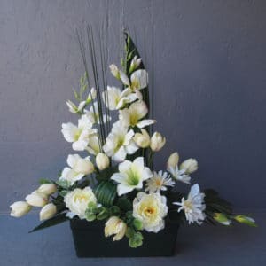Pompes funèbres Grosso : Jardinière face glaïeuls fleurs diverses 42cm(hauteur)x40cm(largeur) blanc