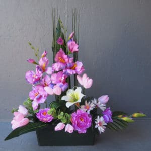 Pompes Funèbres Grosso : Jardinière face glaïeuls fleurs diverses 42cm(hauteur)x40cm(largeur) violine