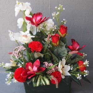 Pompes Funèbres Grosso : Jardinière face pois de senteur orchidées fleurs diverses feuillage 47cm(hauteur)x37cm(largeur) rouge