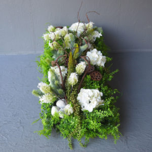 Pompes Funèbres Grosso : Raquette fleurs style tableau végétal incliné 80cm(longueur)x40cm(largeur)x30cm(hauteur)
