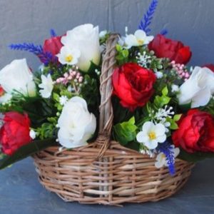 Pompes Funèbres Grosso : panier osier composition florale roses renoncules fleurs diverses 20cm(hauteur)x31cm(largeur) rouge