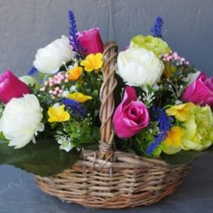 Pompes Funèbres Grosso : panier osier composition florale roses renoncules fleurs diverses 20cm(hauteur)x31cm(largeur) vert rose