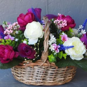 Pompes Funèbres Grosso : panier osier composition florale roses renoncules fleurs diverses 20cm(hauteur)x31cm(largeur) violine